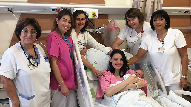 יוליה קארס עם בתה וצוות בית החולים (צילום: דוברות המרכז הרפואי לגליל) (צילום: דוברות המרכז הרפואי לגליל)