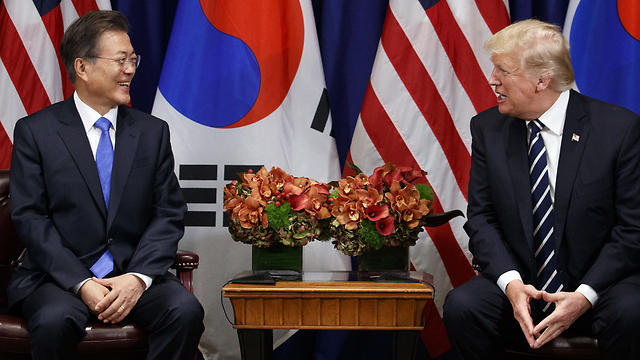נשיא ארה"ב לצד נשיא דרום קוריאה מון (צילום: AFP) (צילום: AFP)