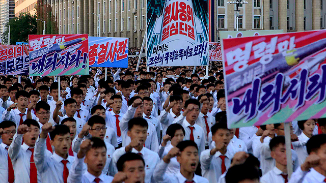 המונים בעצרת בפיונגיאנג (צילום: AP) (צילום: AP)