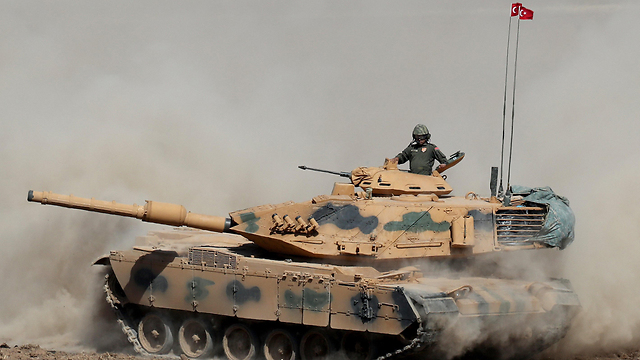 Turkish tanks during drill on the Turkey-Iraq border (Photo: EPA)