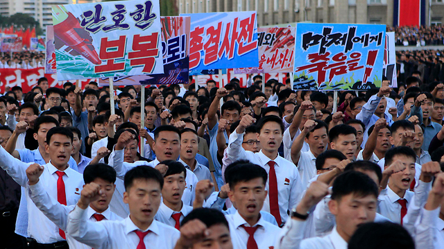 המונים בעצרת בפיונגיאנג (צילום: AP) (צילום: AP)