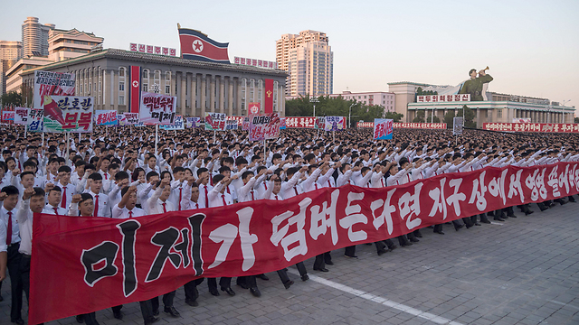 מפגן תמיכה של אזרחים צפון קוריאנים בקים ג'ונג און (צילום: AFP) (צילום: AFP)