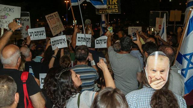 Anti-corruption protest near AG’s home in Petah Tikva. High Court ruling provides a modest shot in the arm  (Photo: Yariv Katz)