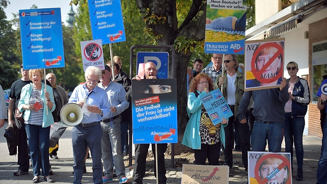 תומכי "אלטרנטיבה לגרמניה" מפגינים נגד מרקל (צילום: gettyimages) (צילום: gettyimages)