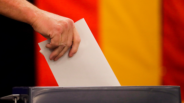 גרמניה החלה להצביע. התחזית: 13% ל"אלטרנטיבה" (צילום: AP) (צילום: AP)