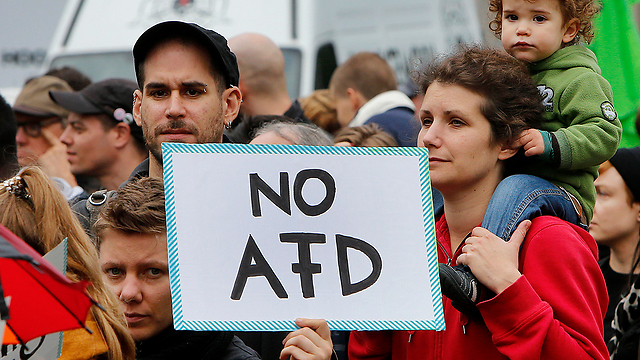 מתנגדי "אלטרנטיבה לגרמניה". 94 מושבים בבונדסטאג (צילום: AP) (צילום: AP)