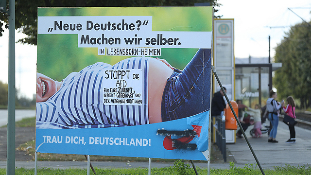 "גרמנים חדשים? נעשה אותם בעצמנו". שלט של "אלטרנטיבה לגרמניה" (צילום: gettyimages) (צילום: gettyimages)