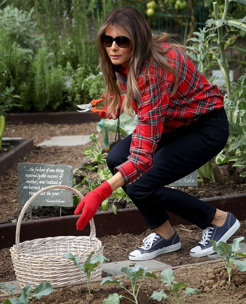 לפחות היא ויתרה על נעלי העקב. מלניה טראמפ בגינה (צילום: Gettyimages)