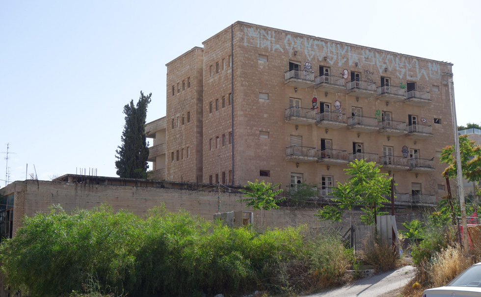 טלביה, אחת השכונות היקרות בישראל, מציגה לראווה את הבניין הנטוש של מלון ''הנשיא'' שאמור להפוך לפרויקט יוקרה. בינתיים הוא פשוט נטוש (צילום: מיכאל יעקובסון)