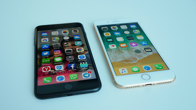 אייפון 8 פלוס מימין, אייפון 7 פלוס משמאל (צילום: גיא לוי) (צילום: גיא לוי)
