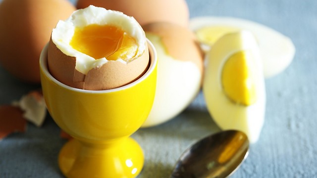 צריכת ביצה שלמה (חלבון וחלמון) לעומת חלבון בלבד שיפרה את בניית השריר לאחר האימון (צילום: shutterstock) (צילום: shutterstock)