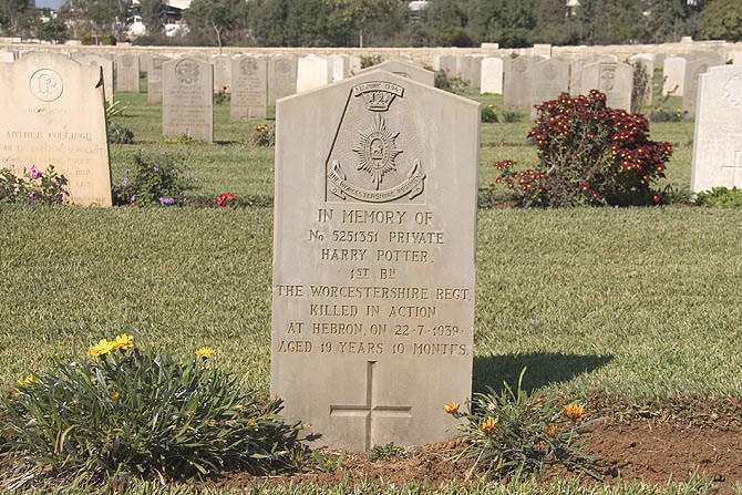 Могила Гарри Поттера на Британском военном кладбище в Рамле. Фото: сайт goramla.com