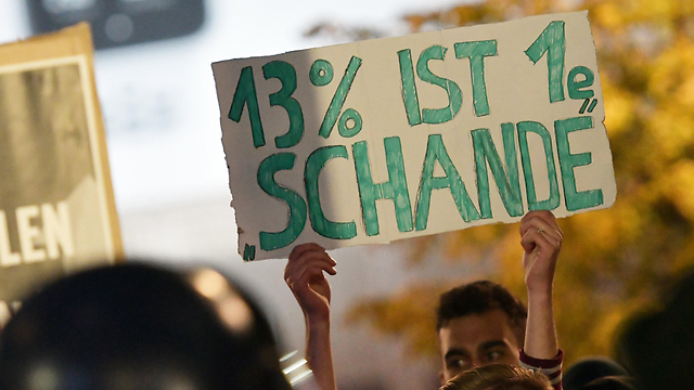 "13 אחוזים זו בושה". מפגינים בברלין נגד מפלגת הימין הקיצוני  (צילום: EPA) (צילום: EPA)
