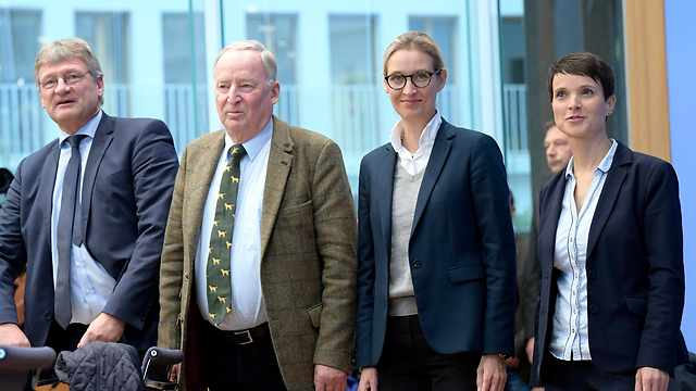 נכנסו לראשונה לפרלמנט. ראשי מפלגת "אלטרנטיבה לגרמניה" פראוקה פטרי (מימין), אליס ויידל, אלכסנדר גאולנד וירג מיוטן  (צילום: EPA) (צילום: EPA)