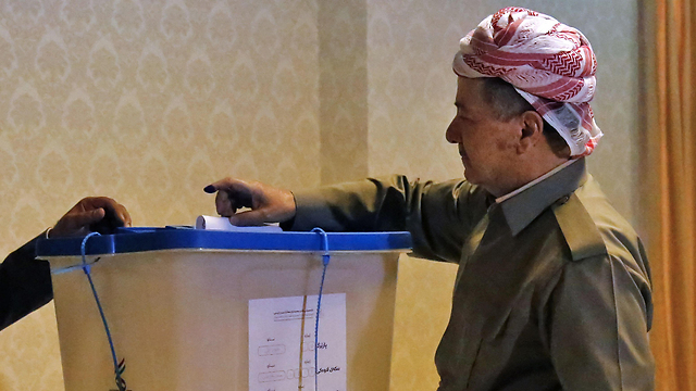 ברזאני מצביע במשאל העם (צילום: AFP) (צילום: AFP)