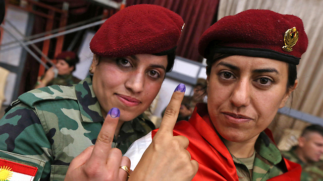 נשות כוחות הביטחון הכורדיים אחרי שהצביעו בקלפי (צילום: AFP) (צילום: AFP)