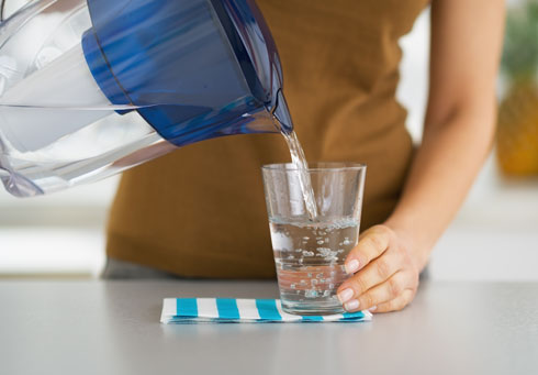 לפני הכול: שתו מים. המלצה נכונה תמיד (צילום: Shutterstock)