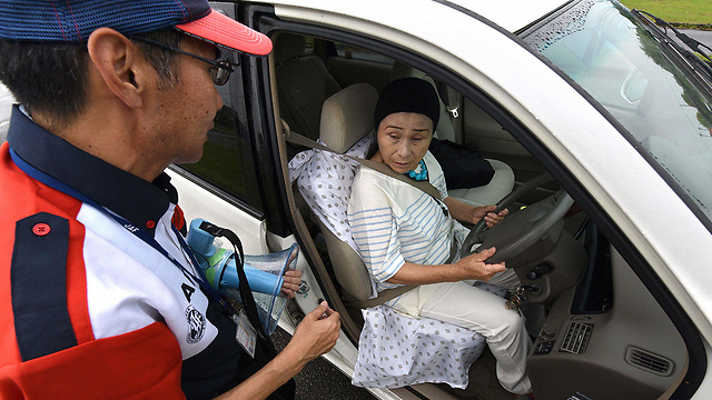 "יכולים לנסוע לאן ומתי שרוצים עם האוטו". קשישה יפנית עוברת קורס רענון נהיגה (צילום: AFP) (צילום: AFP)