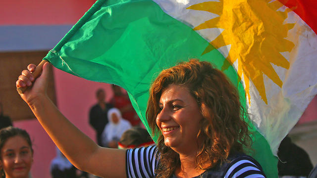 כורדים בעיר הסורית קמישלי בהפגנת תמיכה בכורדים בעיראק שהצביעו אתמול במשאל עם היסטורי (צילום: AFP) (צילום: AFP)