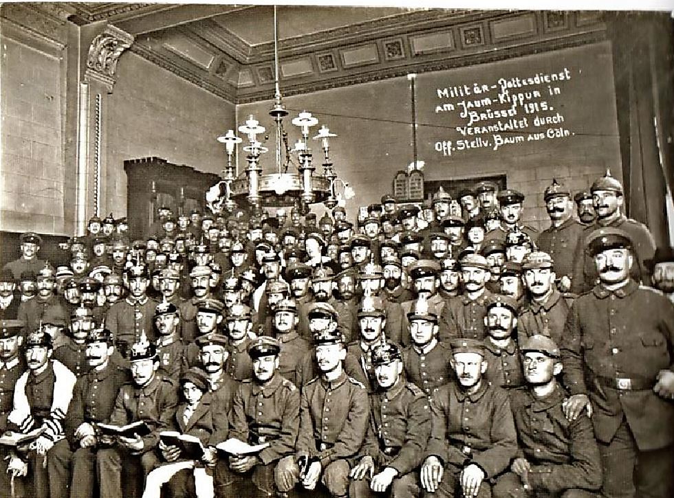 חיילים יהודים-גרמנים בתפילת יום הכיפורים בית הכנסת בבריסל, 1915 (צילום: ארכיון משרד הביטחון) (צילום: ארכיון משרד הביטחון)