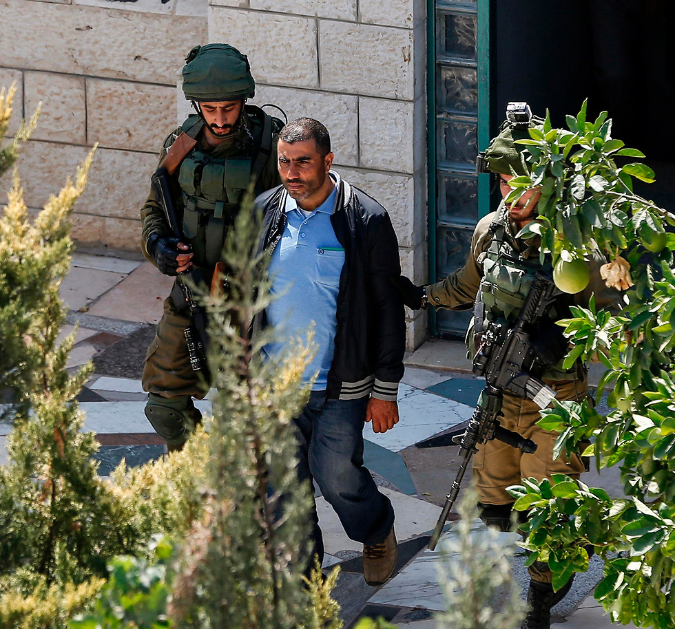 אחיו של המחבל נעצר בבית סוריכ (צילום: AFP) (צילום: AFP)