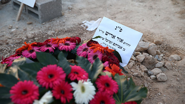 זר פרחים על קברו הטרי של אור אריש (צילום: אוהד צויגנברג) (צילום: אוהד צויגנברג)