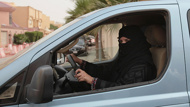 "נעצרו כדי שלא יכריזו שניצחו". סעודית מאחורי ההגה (צילום: AP) (צילום: AP)