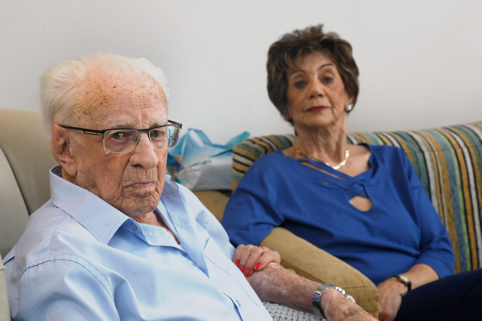 דוד בן בארי ואשתו רבקה בדירתם שבבית הדיור המוגן "עד 120" בתל אביב. "אין לנו לאן ללכת"  (צילום: שאול גולן)