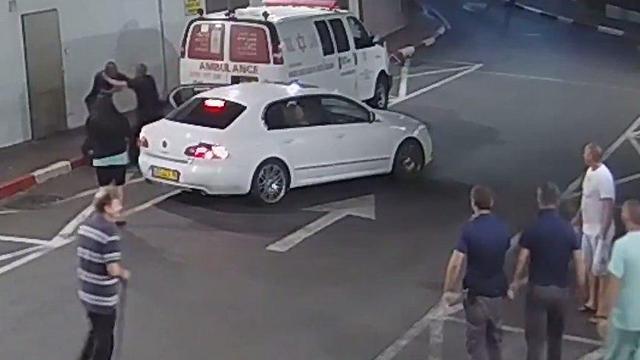 תיעוד התקיפה ממצלמות האבטחה בבית החולים (מתוך מצלמות אבטחה) (מתוך מצלמות אבטחה)