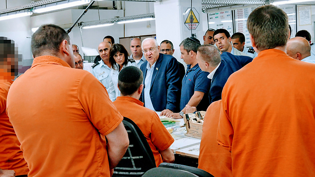 President Rivlin visits prisoners (Photo: Effi Shrir)