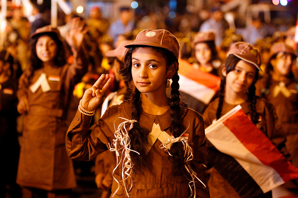בנות תנועת הצופים בצנעא, תימן, משתתפות במצעד לציון יום השנה למהפכת 1962 (צילום: AFP) (צילום: AFP)