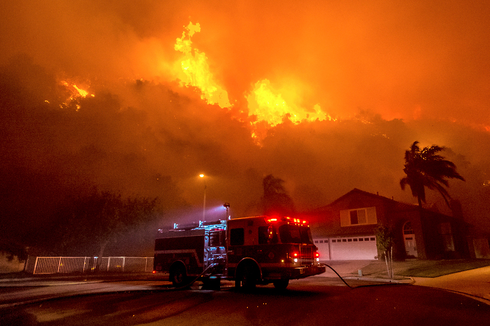 כבאים נאבקים להציל בתים משריפת הענק שפרצה בקורונה, קליפורניה (צילום: AP, Watchara Phomicinda/The Orange County Register) (צילום: AP, Watchara Phomicinda/The Orange County Register)