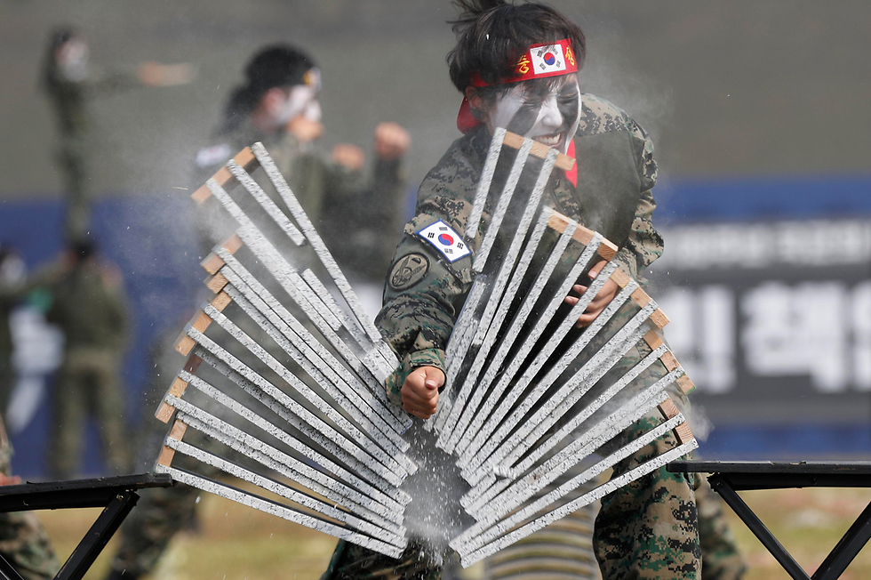 ברקע המתיחות עם השכנה מצפון הציגה דרום קוריאה את הארסנל הצבאי שלה ב"יום הכוחות המזוינים": מערכת טילים בליסטיים חדשה, סוללות פטריוט, מטוסי קרב וגם אומנויות לחימה (צילום: EPA) (צילום: EPA)