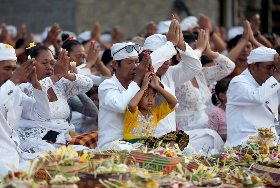 בבאלי, אינדונדיה, מתפללים למען ביטחון התושבים על רקע החשש מהתפרצות הר הגעש אגונג (צילום: רויטרס) (צילום: רויטרס)