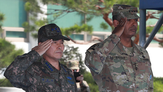 הגנרל האמריקני ברוקס עם הרמטכ"ל הדרום קוריאני ג'אונג קיאונג דו (צילום: EPA) (צילום: EPA)