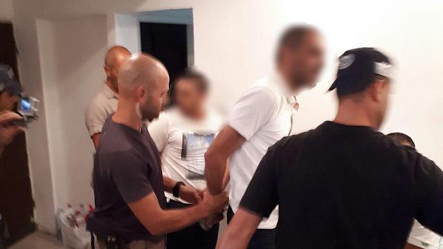 מעצר החשודים בדירת המסתור בבת ים (צילום: דוברות המשטרה) (צילום: דוברות המשטרה)
