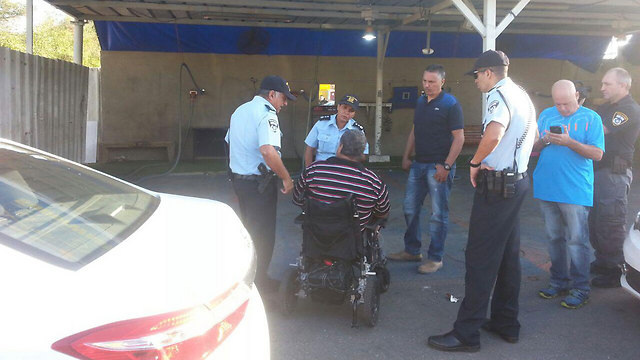 Police representatives negotiate with the disabled protestors (Photo: Amir Alon)