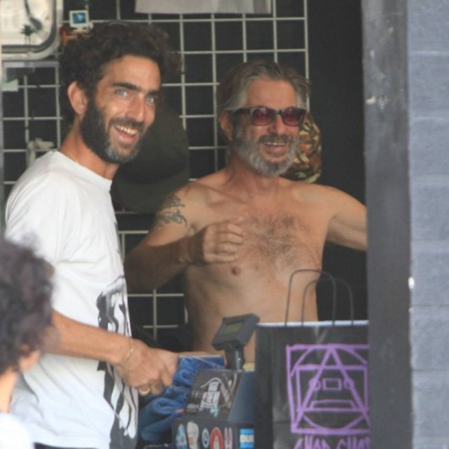 יאללה בלאגן בחנות!!! (צילום: מוטי לבטון) יאללה בלאגן בחנות!!! (צילום: מוטי לבטון)