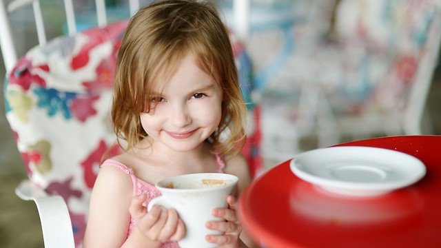 שתיית קפה לילדים. מאיזה גיל אפשר להתחיל (צילום: shutterstock) (צילום: shutterstock)