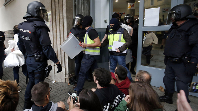 Police seizing ballot boxes in Barcelona (Photo: AFP)
