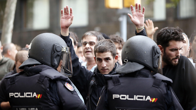 Police clashing with would-be voters in Barcelona (Photo: AFP)