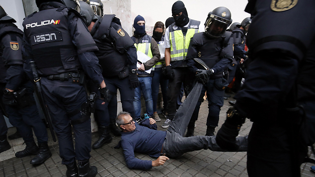 Police clashing with would-be voters in Barcelona (Photo: AFP)