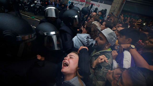 Референдум в Каталонии: полиция против избирателей. Фото: AP 