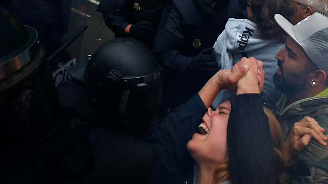 עימותים קשים בברצלונה (צילום: AP) (צילום: AP)