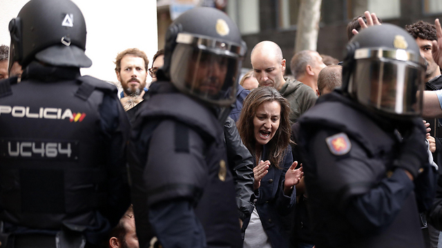 Референдум в Каталонии: полиция против избирателей. Фото: AFP