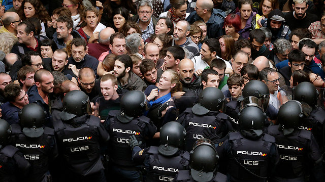 Референдум в Каталонии: полиция против избирателей. Фото: ЕРА