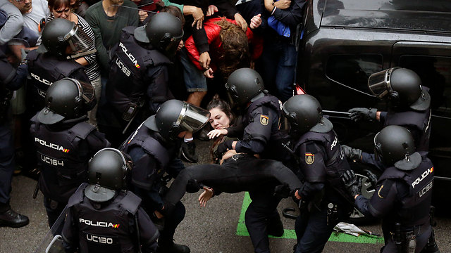 Референдум в Каталонии: полиция против избирателей. Фото: EPA