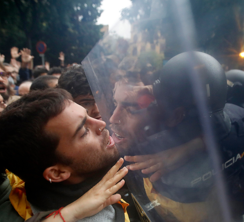 Референдум в Каталонии: полиция против избирателей. Фото: EPA