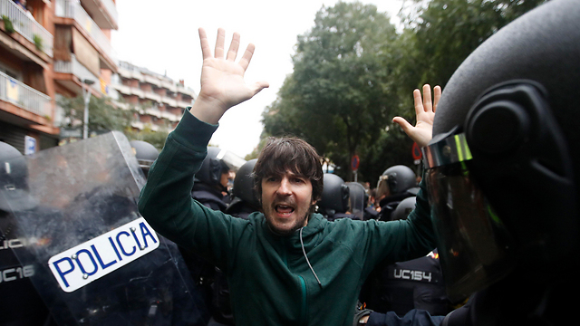 Референдум в Каталонии: полиция против избирателей. Фото: ЕРА