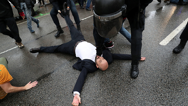 Police clashing with would-be voters in Barcelona (Photo: Reuters)